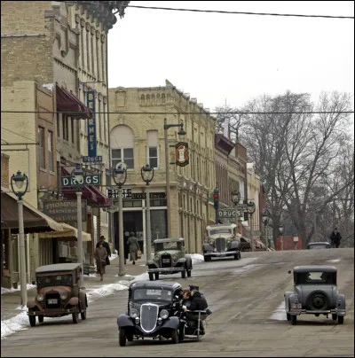 Quel acteur incarne le gangster John Dillinger dans le film "Public Enemies" de Michael Mann ?