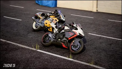 Combien de tenues (cest-à-dire, de tenues pour rouler) différentes peut-on personnaliser (hors DLC) ?