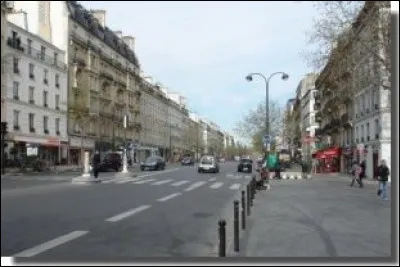 Où Yves Montant s'fait des ampoules à zigzaguer parmi la foule ?