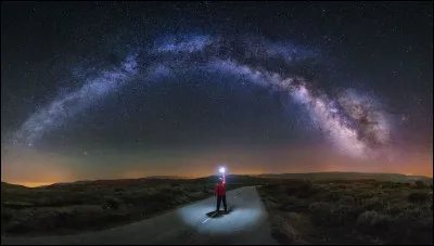 Mireille Mathieu se souvient : 
"Comme un enfant ...
Quand il croit encore au Père Noël
Je regarde la première nuit d'été
Et son feu d'artifices d'étincelles...

Où se trouve-t-elle ?