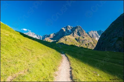 Quand Michel Sardou nous proclame qu'il vient du sud, quel chemin emprunte-t-il pour aller puiser l'eau ?
