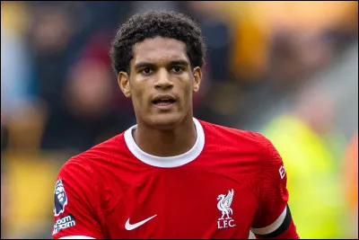 Quel est le nom de ce défenseur anglais évoluant à Liverpool ?