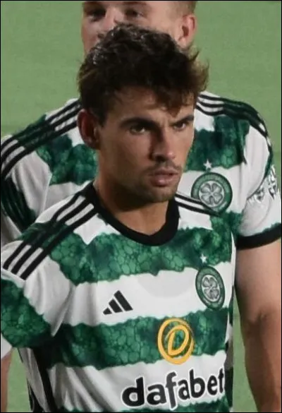 Quel est le nom de ce milieu anglais international danois qui joue au Celtic Glasgow ?