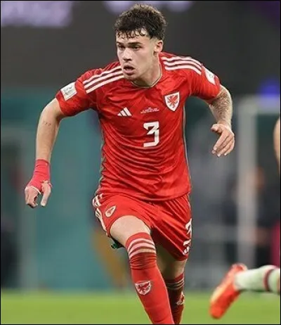 Quel est le nom de ce footballeur international gallois qui évolue au poste d'arrière-droit à Nottingham Forest ?