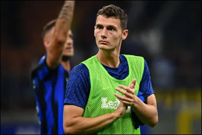 Quel est le nom de ce défenseur français évoluant à l'Inter Milan ?
