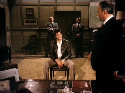 Il est Gino Strabliggi, voyou et meurtrier qui, après un procès et une demande de grâce présidentielle rejetée, est condamné à mort et guillotiné : de quel film s'agit-il ?