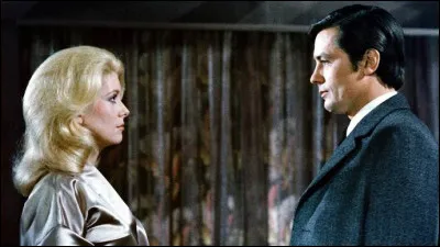 Dans quel film est-il le commissaire Édouard Coleman qui partage la même maîtresse interprétée par Deneuve, avec Simon, patron de boite de nuit et trafiquant de drogue : de quel film s'agit-il ?