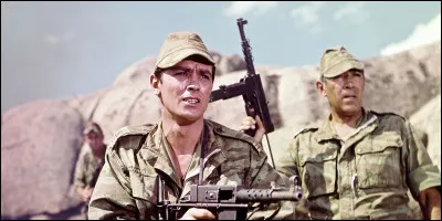 Il est le capitaine Philippe Esclavier, qui retrouve en Algérie ses anciens compagnons de la guerre d'Indochine : de quel film s'agit-il ?