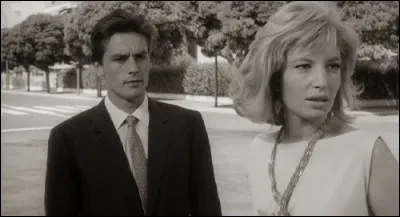 Dans quel film d'Antonioni est-il Piero, un jeune agent de change à la bourse de Rome, qui rencontre Vittoria, traductrice littéraire ?
