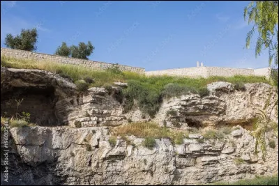 Sous quel nom connait-on mieux ''Le mont du crâne'', colline située dans l'Antiquité à l'extérieur de Jérusalem ?