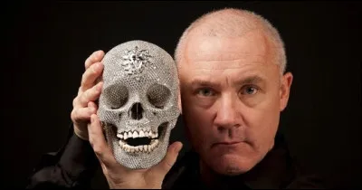 ''For the Love of God'' est une célèbre sculpture de l'artiste Damien Hirst. Ce crâne est incrusté de quoi ?
