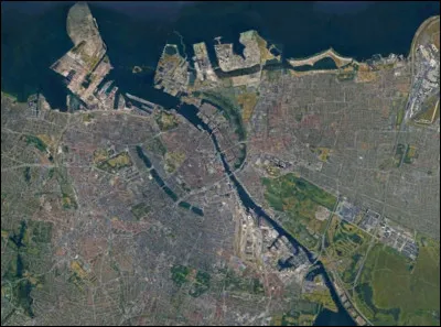 Au-dessus de quelle ville sommes-nous ?