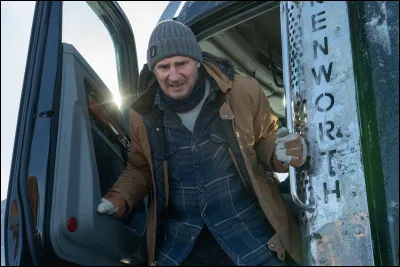 À quel film correspond ce petit synopsis : un camionneur entreprend une mission de sauvetage sur une route dangereuse et est poursuivi par des criminels ?