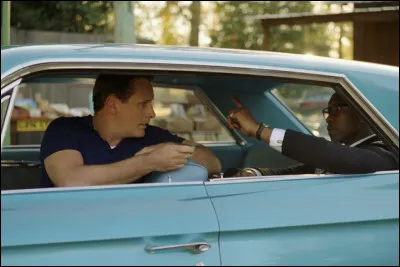 Dans ..., un homme est chargé de conduire et de protéger un célèbre musicien.