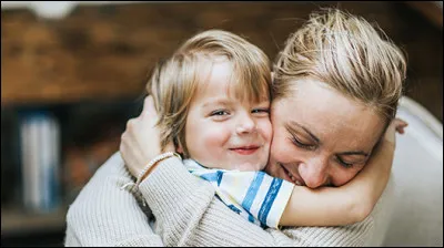 Marc Lavoine - Le train. (la chanson est de 2022)
"... Attends, attends-moi
Tiens-moi la main
Ne monte pas dans ce train
Viens dans mes bras...

Combien de temps devra-t-elle rester dans ses bras ?