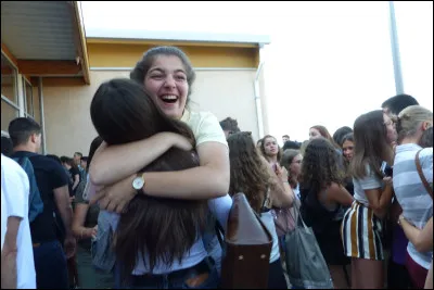 André Claveau : La petite diligence. (la chanson est de 1950)
"En ce temps là, pour aller loin,
On connaissait à pein' le train ;
Et l'on trouvait déjà bien beau
La voiture et les chevaux !

La petite diligence
Sur les beaux chemins de France
S'en allait en cahotant
Voyageurs...

Comment étaient ces voyageurs ?