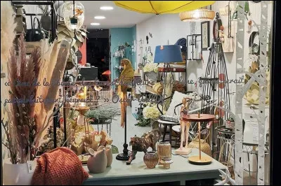 Georges Milton - Pouet pouet. (la chanson est de 1928)
"Dans les bagnoles aujourdhui
Cest la poule qui conduit
Lmonsieur roule des yeux dveau
Pendant quelle pilote sa cinq chvaux
Il a lair embêté,
Assis à ses côtés
Et quand elle serre les freins...

Et le monsieur, que serre-t-il ?