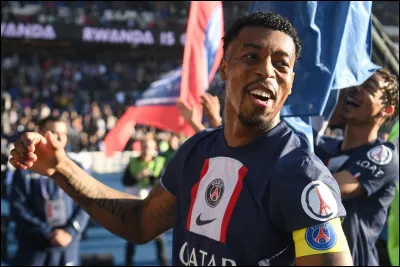 Quel est le nom de ce défenseur central international français évoluant au Paris Saint-Germain ?