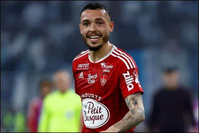 Quel est le nom de cet attaquant franco-portugais qui joue au Stade Brestois depuis 2022 ?