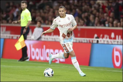 Quel est le nom de cet arrière droit brésilien qui porte les couleurs de l'AS Monaco depuis 2021 ?