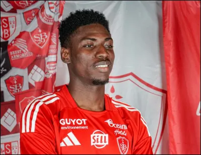 Quel est le nom de ce défenseur central international sénégalais qui évolue au Stade Brestois depuis 2024 ?