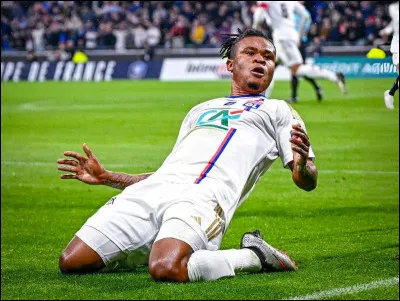 Quel est le nom de cet attaquant nigérian qui porte les couleurs de l'Olympique Lyonnais depuis 2023 ?