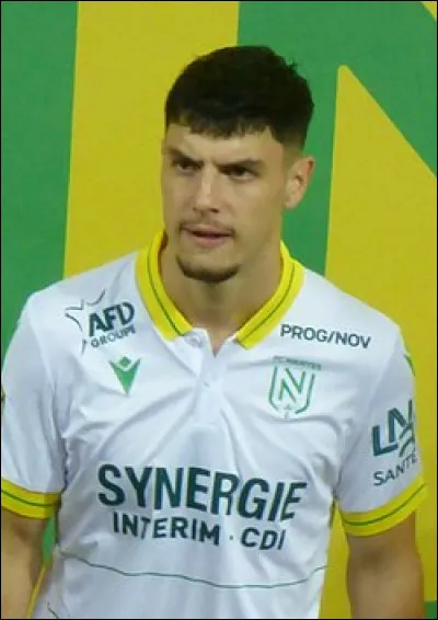 Quel est le nom de cet attaquant français qui évolue au FC Nantes depuis 2024 ?