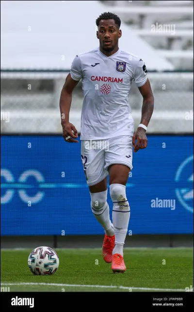 Qui est ce latéral droit international panaméen qui porte les couleurs de l'Olympique de Marseille depuis 2023 ?