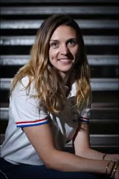 Dans quelle ville a-t-elle fait ses premiers pas en escrime ?