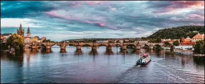 Quel fleuve traverse Prague ?