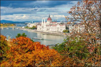 Quel fleuve traverse Budapest ?