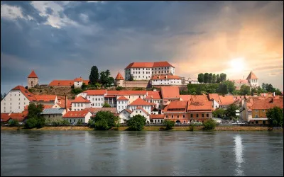 Quel fleuve traverse Ljubljana ?