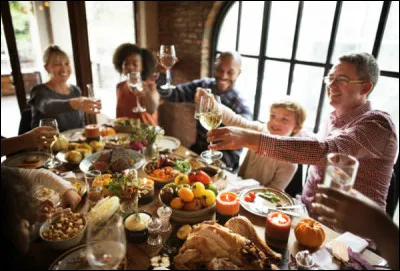 Thanksgiving est célébré aux États-Unis, au Canada, au Libéria ainsi que dans plusieurs îles des Caraïbes. Quel est lanimal traditionnellement consommé lors de cette fête ?