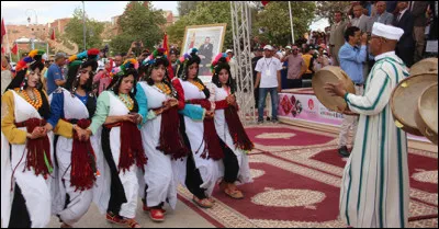 Quelle fleur est mise à lhonneur lors du festival de "Kalaât M'Gouna" ?