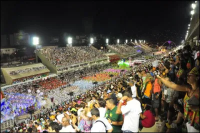 Quelle ville accueille le plus grand carnaval du monde ?