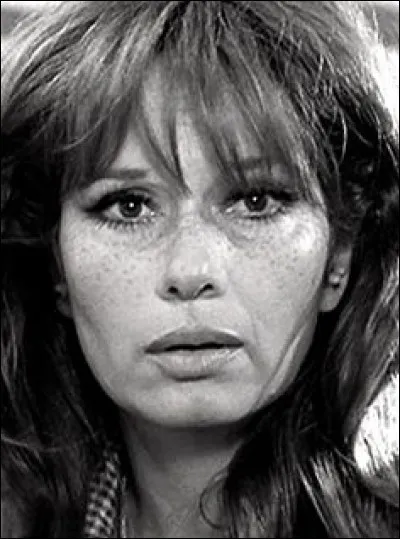 Cette actrice italienne était Dominique, l'avocate enlevée dans "l'Insoumis" et Monica dans "le Professeur" :