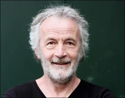 Qui est cet humoriste, auteur de cette citation : ''Avant, largent coulait à flot, maintenant jéponge mes dettes'' ? (Attention aux noms)