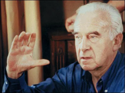 Qui est ce cinéaste, réalisateur du film ''Vincent, François, Paul et les autres'' ?