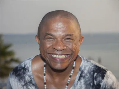 De quelle île, surnommée ''île papillon'', Francky Vincent est-il originaire ?