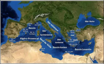 Laquelle de ces îles ne se trouve pas dans la Méditerranée ?