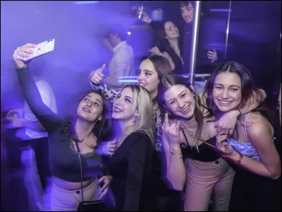 Tu es à cette fête, tu :