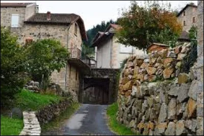 Je vous emmène maintenant à Arcens. Village de l'arrondissement de Tournon-sur-Rhône, il se situe dans le département ...