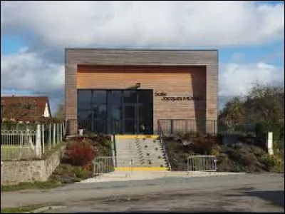 Je vous emmène dans le pays de Bray, à Dampierre-en-Bray. Village de Normandie, il se situe dans le département ...