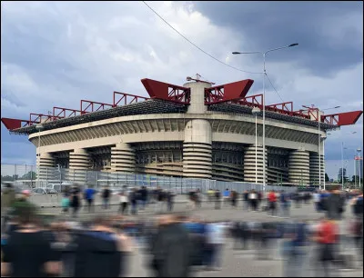 On continue en Italie, à Milan, où nous trouverons le stade :