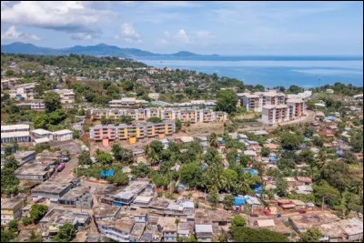 Commune située en Outre-mer elle dépasse les 32 000 habitants.