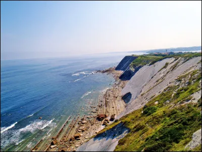 Petite ville de la côte basque seulement peuplée de 10 000 âmes ce qui fait d'elle la commune la plus peuplée commençant par U :