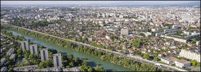 Ville la plus peuplée de la banlieue lyonnaise avec ces 150 000 habitants, on y trouve également un club de basket propriété actuelle de l'ancienne star du basket français Tony Parker.