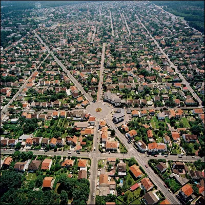 Encore une ville de région parisienne homonyme d'une autre commune de ce quiz mais moins peuplée avec tout de même 29 000 habitants :