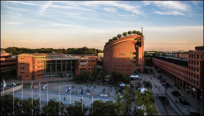 Il s'agit d'une ville de banlieue parisienne peuplée de 66 000 habitants :