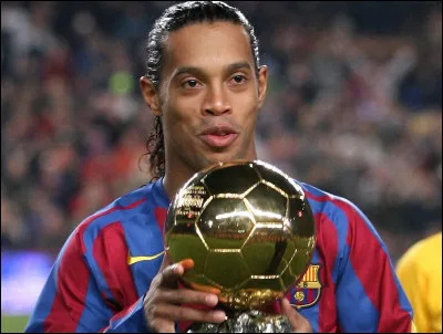 On reste en Amérique du Sud, pour voir un joueur vivant cette fois. Je parle de Ronaldinho le :